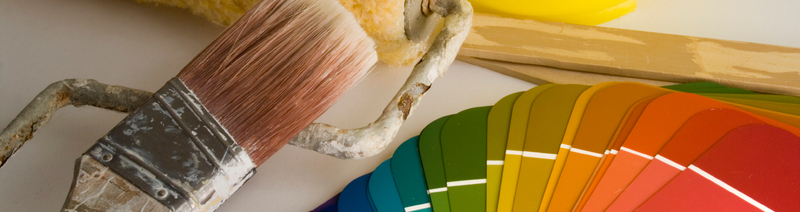 Malerbedarf bestehend aus Pinsel, Farbrolle und Farbpalette