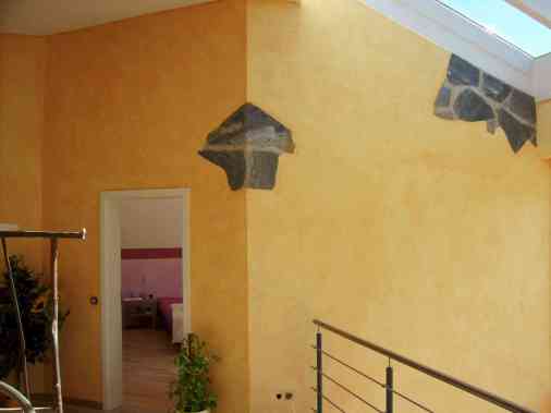 Gipsarbeiten mit gelben Gips an Wand