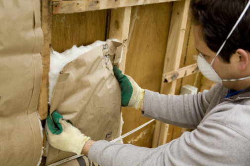 Handwerker isoliert Wand mit Isoliermaterial